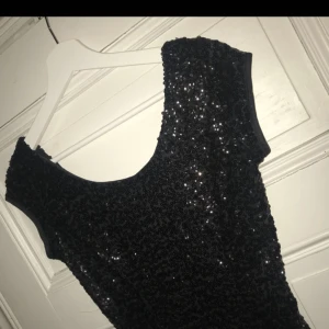  - Paljettklänning från Nelly. Aldrig använd, nypris: 399kr  Köpare står för frakten! 