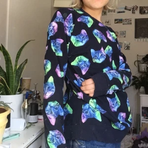  - Frän katt-tröja från hm, köpt för ca 5 års sen och använt vid något tillfälle. Tunt tyg så perfekt nu för våren/sommaren. Priset är exkluderat frakt 🌸