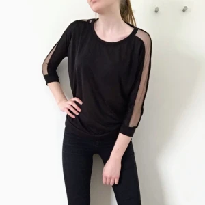  - Cool tröja med nät ovanpå armarna🍀 har en i vit också ~ frakt tillkommer