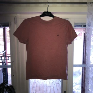  - Supersnygg tröja från Tommy Hilfiger! Använd 1 gång. Lite åt det pastellrosa hållet. Passar även mig som är S/M  Frakt ingår i priset 