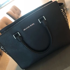  - Nu säljer jag min fina svarta Michael Kors väska i modellen Selma med unika detaljer på sidorna ✨ väskan är jätte sparsamt använd och känns fortfarande som ny! Säljs för 1700kr 🌟