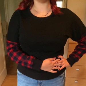  - En ”sweater” i en asiatisk M (så mer en S). Den känns för tight i min smak så därför jag säljer den. Använd 1 gång