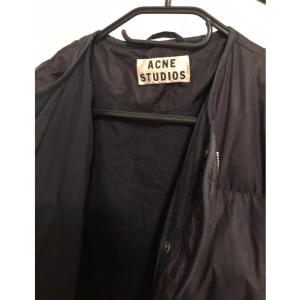  - Acne Studios Sophia padded jacket  Väl använd men fortfarande i gott skick! Storlek 34/S
