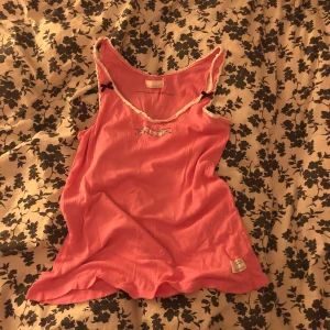  - Odd Molly linne, välanvänd och har ett litet hål ner till. 