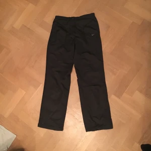  - Vindstopper byxor från Nike i en skön tunn och mjuk material. Storlek 8/168 cm. Knappt använda, i mycket bra skick. ☺️