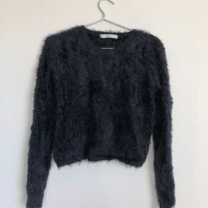  - Tröja i lurvigt material. Bra skick.  Kan mötas upp eller skicka med post. Köper betalar frakt.