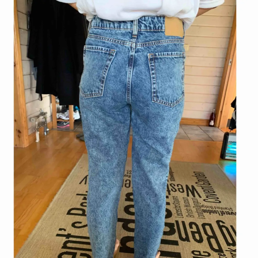 Högmidjade jeans ifrån H&M, bara använda 1 gång, dom är nästan som Mom jeans fast då borde man vanligtvis ha XS-S ✨  Köparen står för frakten! 📮  Katt finns i hemmet 🐈. Jeans & Byxor.