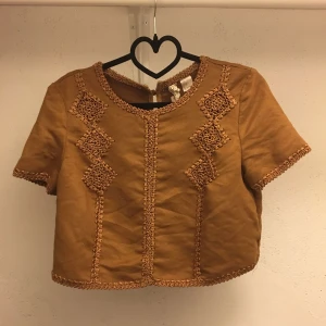  - Fin crop-top från H&M, storlek 36. Köpt för två år sen, varsamt använd. Den är i mocka. 