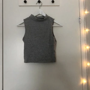  - (tar endast emot betalning via swish samt fraktar helst mot betalning på ca 14kr!!) 📦 säljer en grå polo topp utan ärmar från bikbok! säljs då den sällan används :-)
