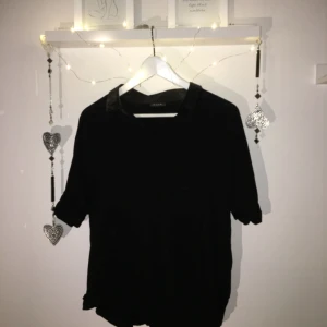  - Svart skjortliknande blus med krage i fakeläder. Säljer pga använder inte ♡ Kan mötas upp i Växjö, annars står köparen för frakt. Betalning sker helst via swish men går att lösa på annat sätt! Kontakta mig om du har frågor eller vill se mer! ♡ 