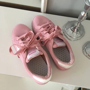  - Rosa skor med vita detaljer. Står 39 men är som 37, aldrig använda! ♡ Kan mötas upp i Växjö, annars står köparen för frakt. Betalning sker helst via swish men funkar inte det så går det att lösa! Kontakta mig om du har frågor eller vill se mer! Kram!!!