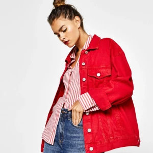  - Röd jeansjacka från Bershka. Storlek S men modellen är oversize. Oanvänd. 