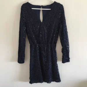  - Paljettklänning i mörkblått, använd en gång