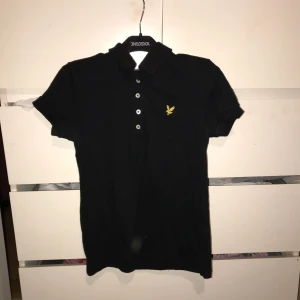  - Passar för både storlek M oxå då den är lite tightare. Använt den ett par gånger men tröjan är i väldigt bra skick.