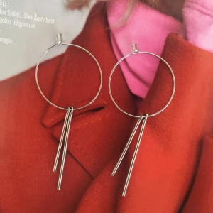  - silvriga hoops med 2 st bars som går att ta bort om man vill🌸 kommer inte till använding tyvärr! Frakt 9kr 