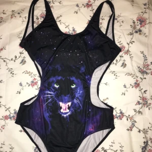  - Oanvänd (testad) baddräkt från Gina Tricot. I storlek S men personligen tycker jag snarare den passar XS. Köpt i butik för ett år sedan ungefär men har aldrig kommit till användning. Den har dubbelt tyg vid bysten och en öppning eller ”hål” på vardera sida och djup rygg. 