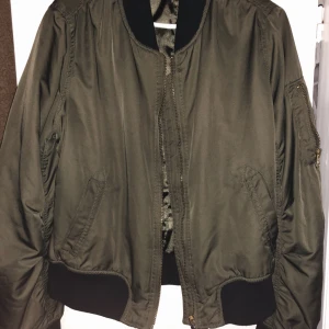  - Grön bomber jacket, använt några gånger, inget trasigt. 