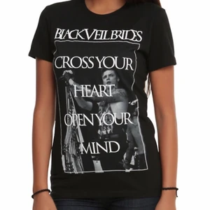  - En väldigt fin bvb tröjan jag köpte på hot topic ca 3 år sedan. Den är väldigt mjuk och skön men tyvärr bara använd några gånger. Köparen betalar frakten :)