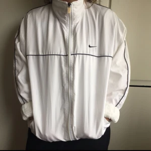  - Nike vindjacka. Knappt använd. Oversize.  Kan mötas upp i Sthlm, annars betalar köparen för frakt.