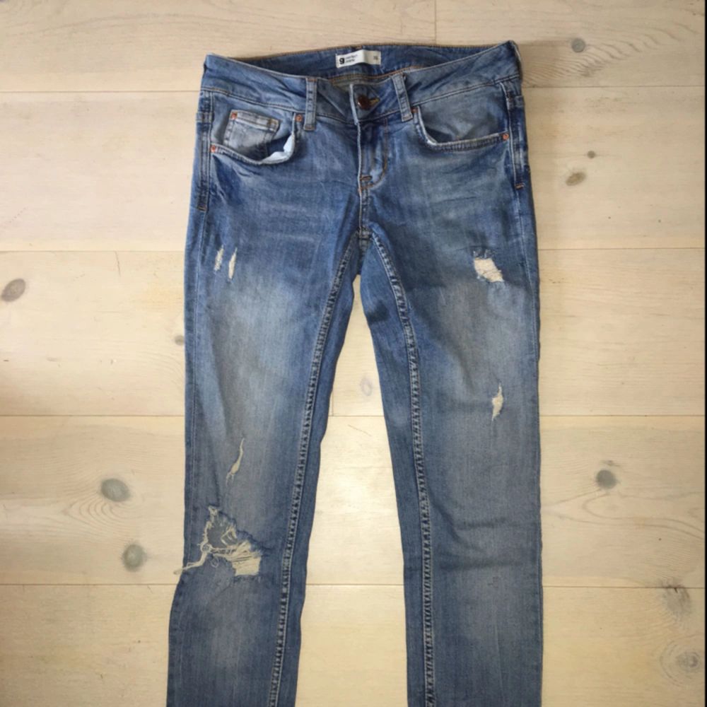 Slitna jeans från Gina Tricot. Jeans & Byxor.