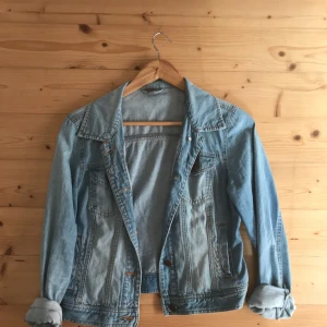  - Jeansjacka. Fint skick. 150kr+frakt:-)