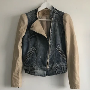  - Ett spontant köpt jacka. Köptes för ca 2år sedan.  Varför säljs den: Den kom till aldrig till användning.  Kvalité: Så gott som ny