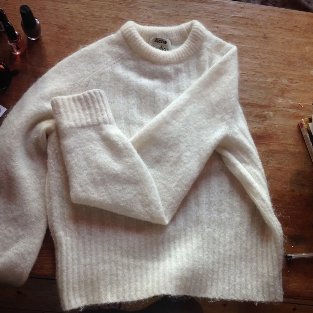 Crèmefärgad tröja, använd lite då och då Säljer så att någon annan kan uppskatta den mer än vad jag gör :)  . Tröjor & Koftor.