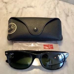  - Svarta Rayban New Wayfarer med etui och trasa i orginalförpackning. Sparsamt använda.  Skickar med posten spårbart eller möts upp i Stockholm.