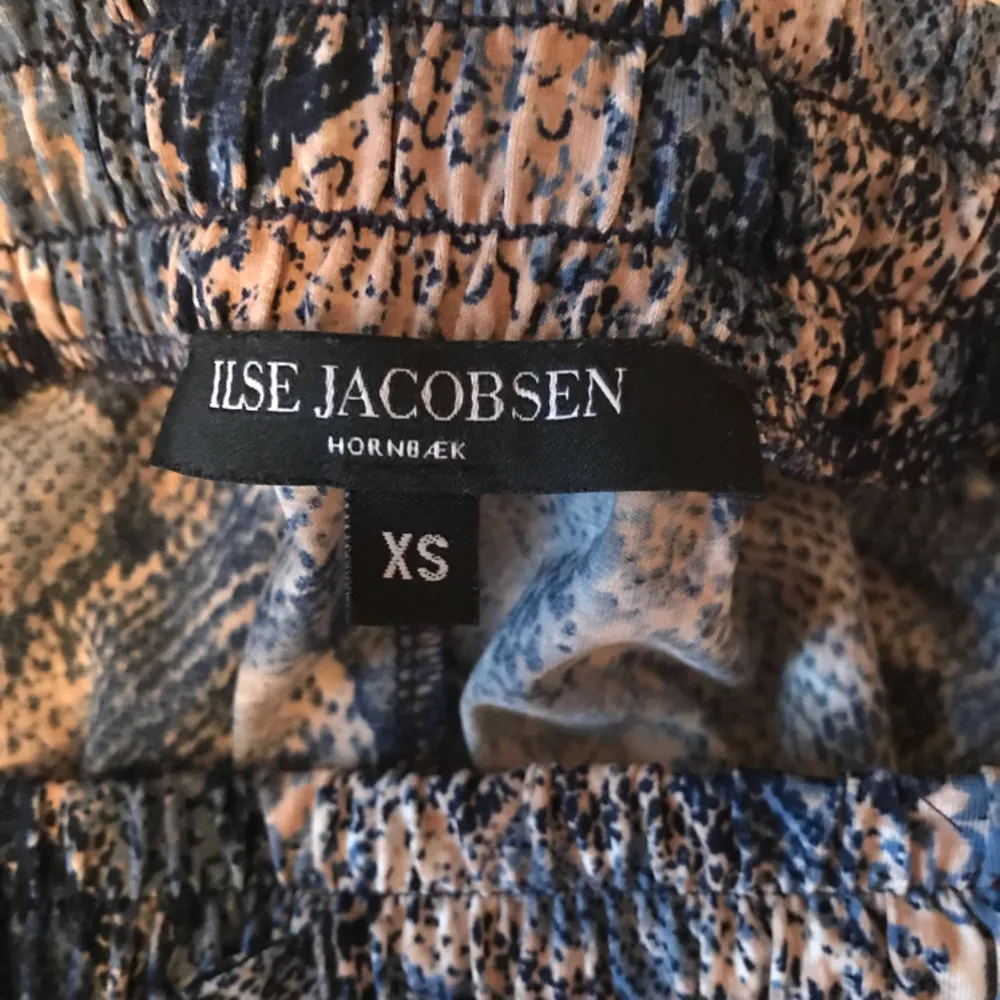 Snygga byxor från Ilse Jacobsen. Använda ett fåtal gånger. Köpta för 800kr . Jeans & Byxor.