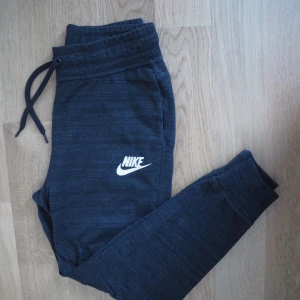 - Mjukisbyxor från Nike.  Storlek: XS Skick: nya 
