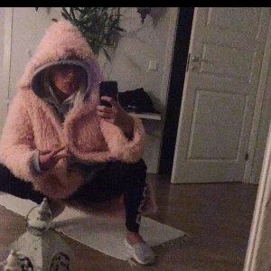  - Säljer denna fina fluffas!! Varm och gosig.  Passar storlek 32-36!! 🙋🏼‍♀️ Säljer den pågrund av att den inte passar mig längre!