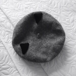  - Söt basker med kattöron. Köpte på  affären Alice on wednesday i Tokyo. Köpare står för frakt!