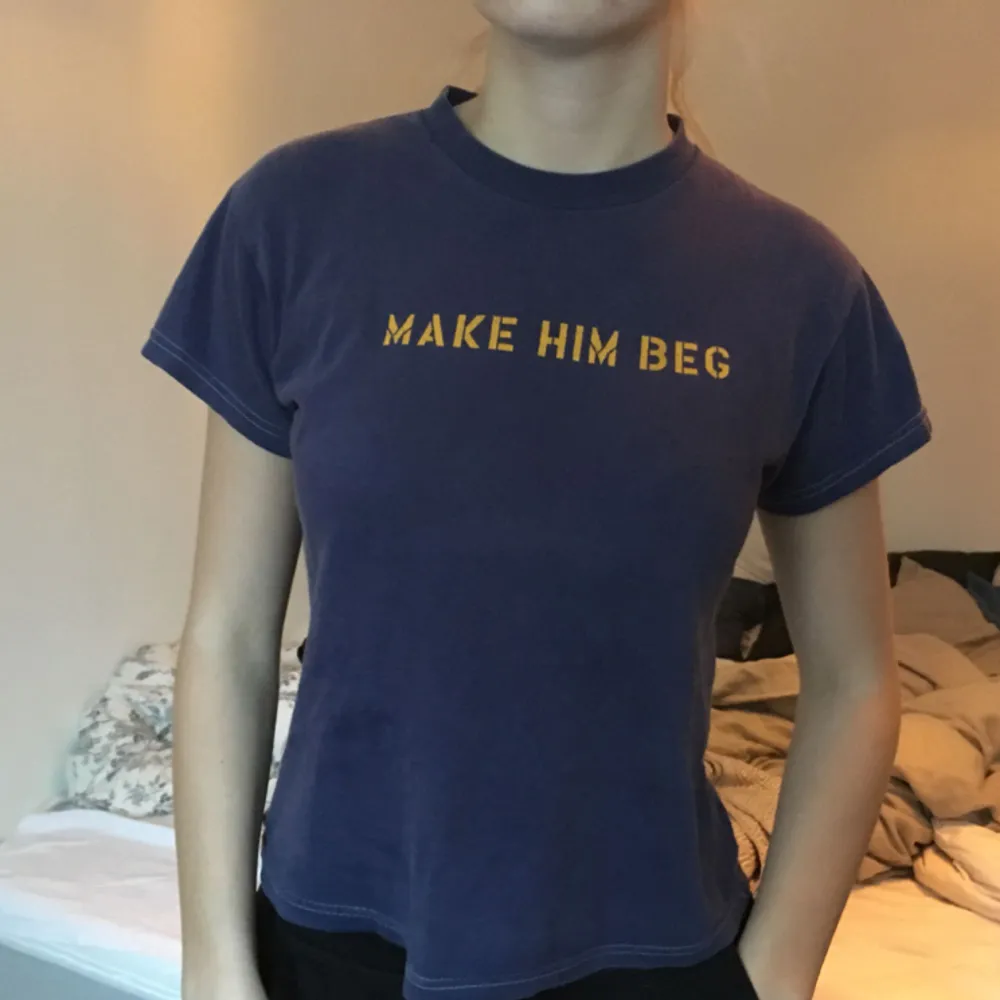 Enkel men snygg vintage tröja med den kaxiga texten ”make him beg”. T-shirts.