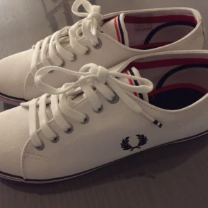  - Helt nya Fred Perry damskor i storlek 39. Färg vita. Säljs för endast 600kr.