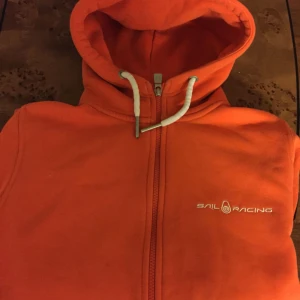  - Äkta sail racing kofta, fint skick. Pris 300kr.