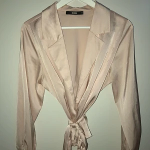  - ”Siden”-blus från bikbok. Använt 2 ggr men tycker inte modellen sitter bra på mig så säljer den :) frakt 35kr tillkommer!