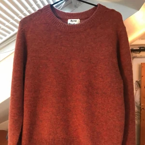 - Stickad Acne Studios tröja som aldrig är provad och helt ny. Köpte den i december för 2200kr. Du får den nu för 1500kr. Passar såväl dam som herr.