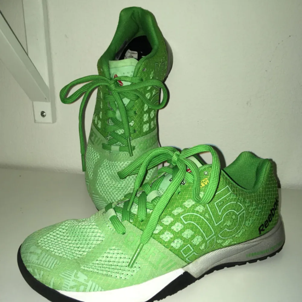 Reebok CrossFit Nano 5.0 ✨ Köpta för ca 1200kr, använda 2 gånger. Skorna är i mycket bra skick, endast lite smutsiga bak på höger sko (se bild) och lite småstenar som fastnat på sulorna undertill. Annars som nya! Bjuder på frakten vid snabb affär!. Skor.