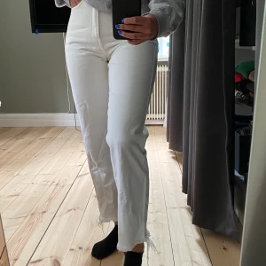 Jeans weekday - Snygga jeans ifrån weekday i storlek 27/30 som jag har klippt av längst ner💞 säljer pga används inte längre!