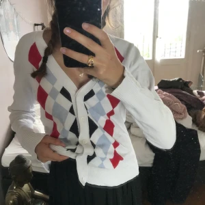 Rutig Cardigan/kofta - Supersnygg trendig rutig kofta. Köpt secondhand jätte skön med svalt material! Möts i Stockholm annars står köparen för frakt.