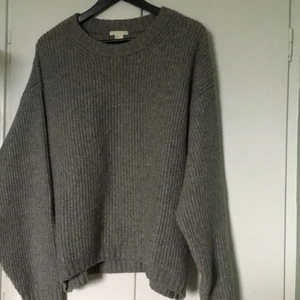 En grå fin tjocktröjan från H&M - Den fina gråa stickade tröjan har bara använts tre gånger, den var tyvärr för stor för mig😊 + 75 i frakt  De går att swisha📲 
