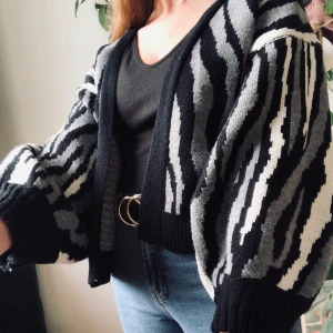 Mönstrad grovstickad kofta - Grovstickad kofta i bomull, gott skick. Storlek S/M. Finns i Örebro. 