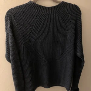 Stickad tröja - Super snygg stickad tröja, aldrig använd pga för liten. Den är i nyskick<33 (+frakt)💕💕