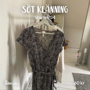 Söt sommarklänning - Så fin klänning ifrån H&M, storlek 34. Passar xs/s.  Många fina detaljer såsom: volang vid ärmen, knappar & fint band som man kan knyta✨ Helt oanvänd, säljes pga just det. Den används ej💛🌸 så i väldigt bra skick.  Köparen betalar frakten 🚚  