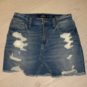 Jeans kjol - Jeans kjol från hollister, den är i ett stretchigt material och är ganska kort på mig som är väldigt lång, det är storlek S tror jag, tog bild på etiketten där storleken står så ni kan kolla själv, jätte fint skick