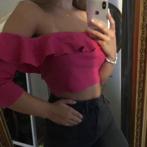 Najs topp från Zara - Härlig rosa topp, har ett litet hål vid armhålan