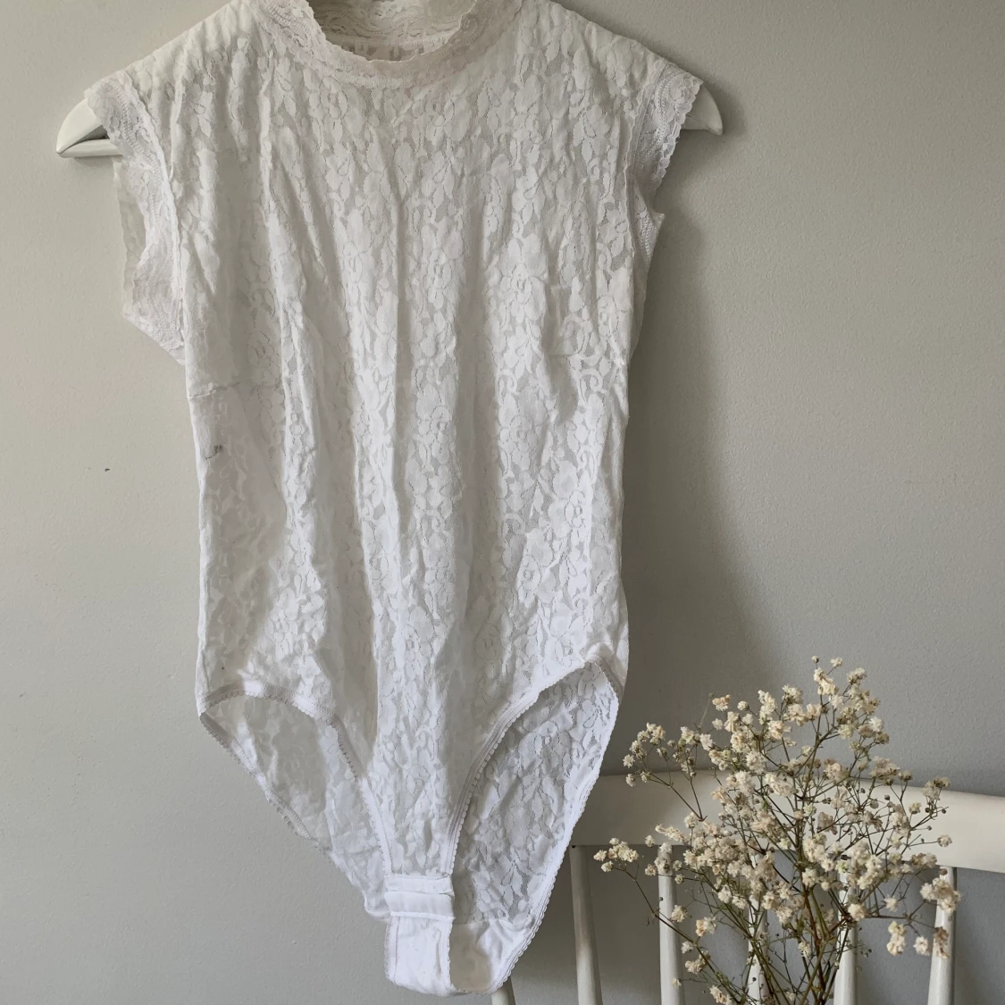 Vit blommig body i spetstyg,  XS-M  - 90