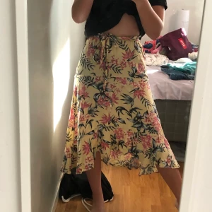 Så fin maxi kjol!! - Jättefin gul maxikjol använd ett fåtal gånger med blommönster från hm!! Storlek 34 men man kan knyta snöret i sin egen storlek på midjan!! 84kr inklusive frakt!!