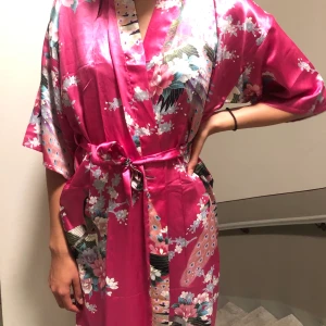 Kimono i silke, helt ny från Indien  - Jättefin kimono i silke. Köpt i Indien förra året, men har aldrig använt den. Skulle säga att den passar alla storlekar. Köpte för 250kr, säljer nu för 100kr+frakt. 