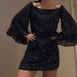Klänning missguided storlek 10  - EJ TILLGÄNGLIG JUST NU Blå klänning med stjärnor från Missguided, använd 1 gång. Fint med ett bälte i midjan, men det funkar även utan. Stora ärmar med volanger nertill. Betalning sker via swish och köparen står för frakt, standardfrakt med postnord 63 kr. Inga returer. 